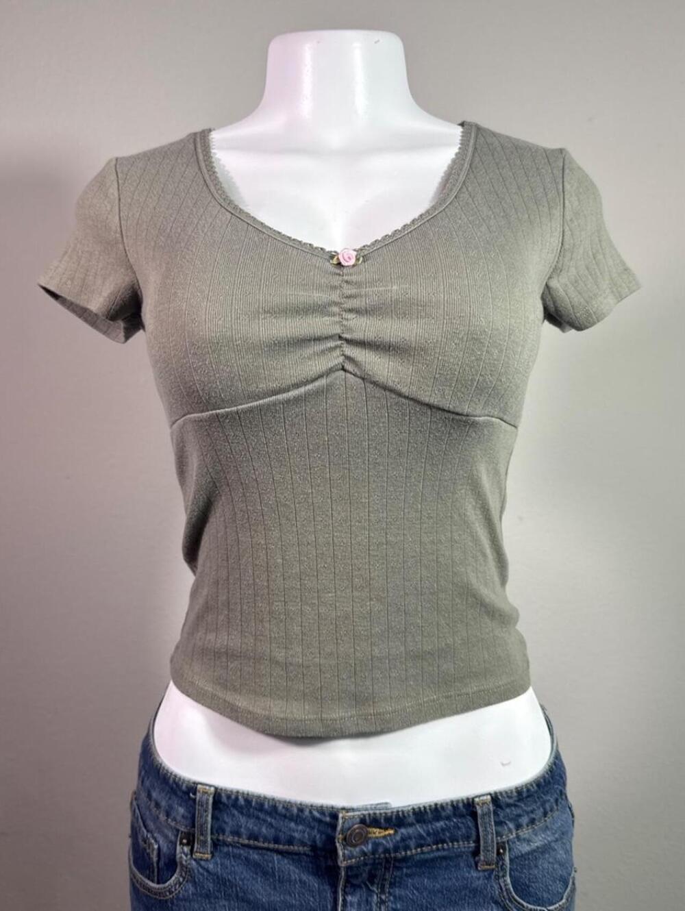 Coquette Hippie Rose ribbed baby tee with rose detail – Women's Used Clothing